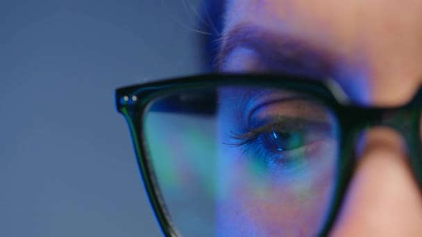 Kvinna Glasögon Tittar Skärmen Och Arbetar Med Data Och Analys — Stockvideo