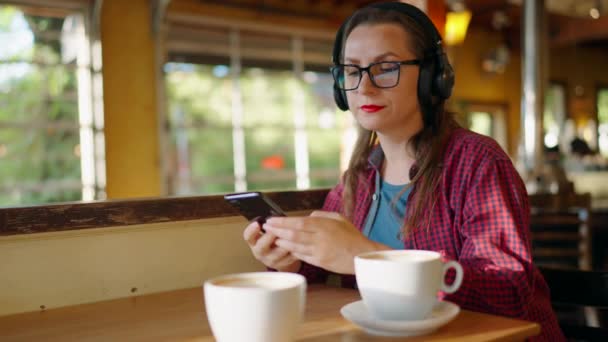 Kulaklıklı Kadın Kafede Müzik Dinliyor Dans Ediyor Şarkı Söylüyor Kahve — Stok video