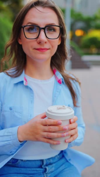 Gözlüklü Kadın Portresi Elinde Kahve Tutarak Ele Tutuşup Kameraya Bakıyor — Stok video