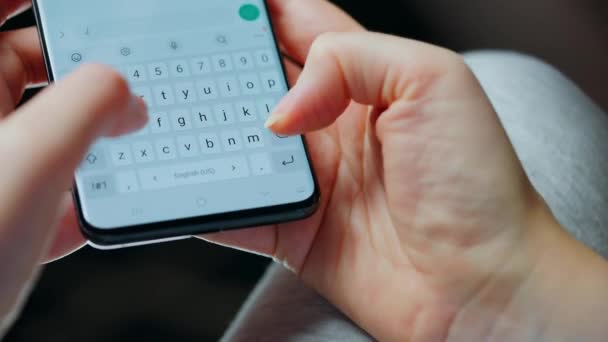 Γυναικεία Χέρια Πληκτρολογώντας Κείμενο Στο Smartphone Close Έννοια Επικοινωνίας — Αρχείο Βίντεο