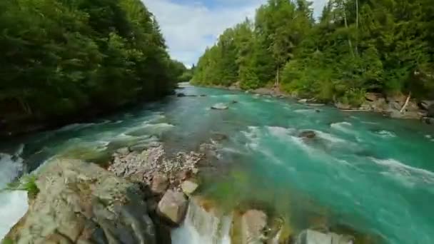 Fpv Insansız Hava Aracı Hızlı Akan Nehir Üzerinde Demiryolu Hattına — Stok video