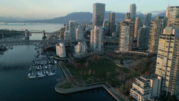 밴쿠버 시내의 빌딩과 마리나의 밴쿠버 항구는 배경에 있습니다 브리티시 컬럼비아 — 비디오