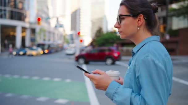 Biała Kobieta Okularach Chodzi Mieście Używa Smartfona Pije Kawę Miasto — Wideo stockowe