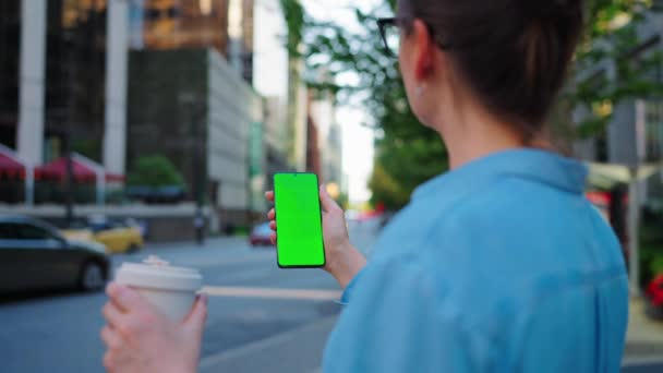 Γυναίκα Στέκεται Στο Δρόμο Και Χρησιμοποιώντας Smartphone Πράσινη Οθόνη Επικοινωνία — Αρχείο Βίντεο