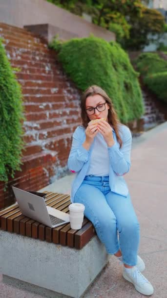 노트북과 공원에 앉아있는 샌드위치와 커피와 점심을하는 코카서스 야외에서요 프리랜서는 노트북과 — 비디오