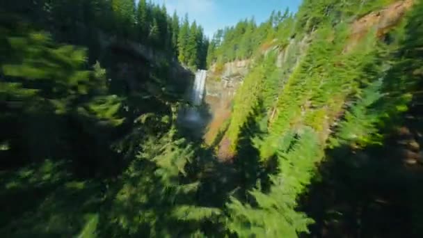 Ovanlig Flygbild Brandywine Falls Filmad Fpv Drönare Snabb Manöver Flygning — Stockvideo