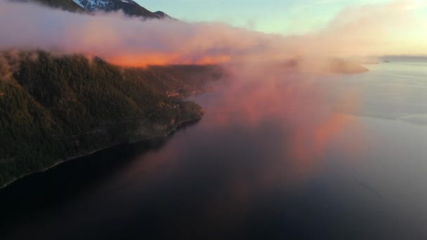 在迷人的落日下 空中俯瞰着海岸和雾中的群山 位于加拿大不列颠哥伦比亚省温哥华和斯卡拉米什之间 — 图库视频影像