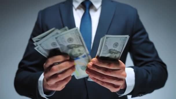 Formelt Kledd Mann Med Amerikanske Dollarsedler Nærbilde Investeringsbegrep Suksess Finansielle – stockvideo