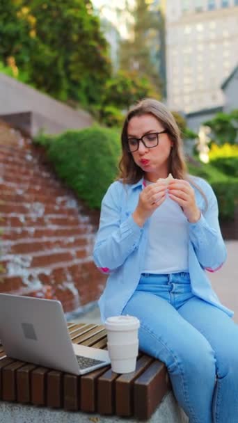 Donna Caucasica Che Pranza Con Panino Caffè Mentre Seduta Nel — Video Stock