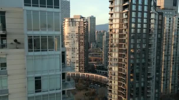 日落时在摩天大楼之间飞行 加拿大不列颠哥伦比亚省温哥华市中心 — 图库视频影像