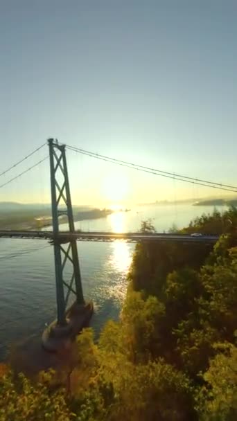 黎明时分 由Fpv无人机在狮子门桥附近飞行 加拿大不列颠哥伦比亚省的秋天 垂直录像 — 图库视频影像