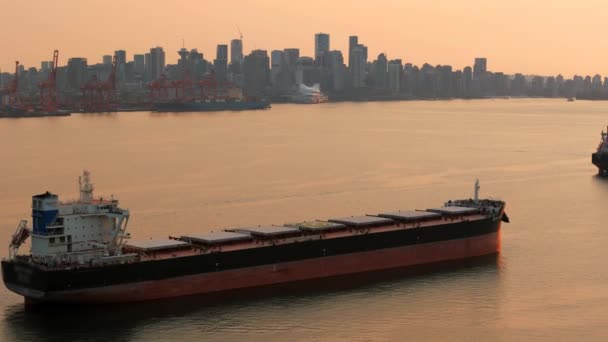 Günbatımında Vancouver Limanı Yakınlarındaki Kargo Bölmelerinin Hava Görüntüsü British Columbia — Stok video