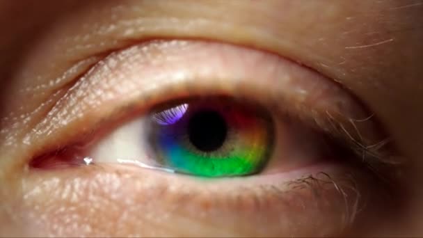 Extreme Close Της Γυναίκας Άνοιγμα Όμορφο Μάτι Πολύχρωμα Ίριδα Αργή — Αρχείο Βίντεο