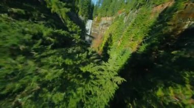 Brandywine Falls 'un FPV İHA' yla çekilmiş olağandışı hava görüntüsü. Hızlı manevra uçuşu. Whistler yakınlarında, Vancouver 'ın kuzeyi, British Columbia, Kanada. 