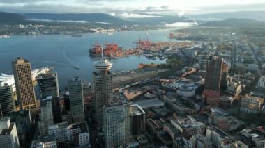 Vancouver Manzarası Harbour Centre, British Columbia, Kanada 'da. Arka planda Vancouver Limanı var.