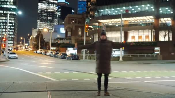 Время Передвижения Человека Идущего Освещенной Городской Улице Ночью Быстро Движущимися — стоковое видео