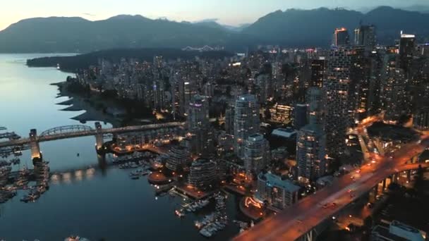 黄昏时分 在温哥华市中心 格兰维尔桥和法尔斯溪 令人惊叹的空中景观 不列颠哥伦比亚省 加拿大 以不同的速度拍摄 正常和加速 — 图库视频影像