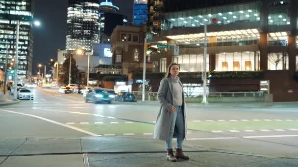 Время Женщины Стоящей Ночью Освещенной Городской Улице Быстро Движущимися Силуэтами — стоковое видео