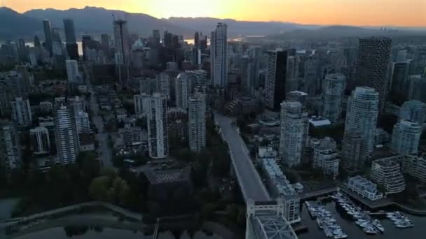 カナダのブリティッシュコロンビア州バンクーバーのダウンタウンにある高層ビルを夜明けに眺める 加速されたビデオ — ストック動画