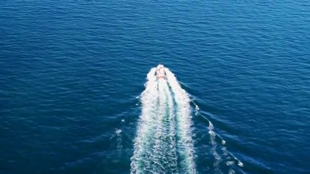 在白浪汹涌的深蓝色海面上俯瞰快艇的航景 来自无人机的海景旅行录像 — 图库视频影像