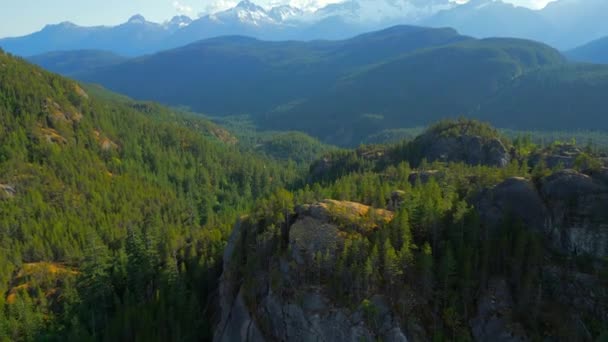 Antenni Näkymä Vuorille Jäätiköiden Lähellä Squamish Brittiläisessä Kolumbiassa Kanadassa — kuvapankkivideo