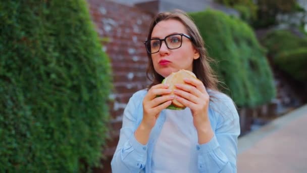 Mulher Caucasiana Almoçando Com Sanduíche Café Enquanto Estava Sentada Parque — Vídeo de Stock
