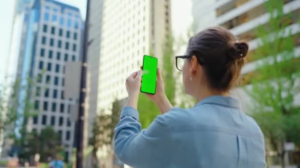 Donna Piedi Sulla Strada Una Foto Smartphone Con Schermo Verde — Video Stock