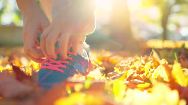 Vrouw Veters Strikken Tijdens Het Joggen Lopen Bij Zonsondergang Herfst — Stockvideo