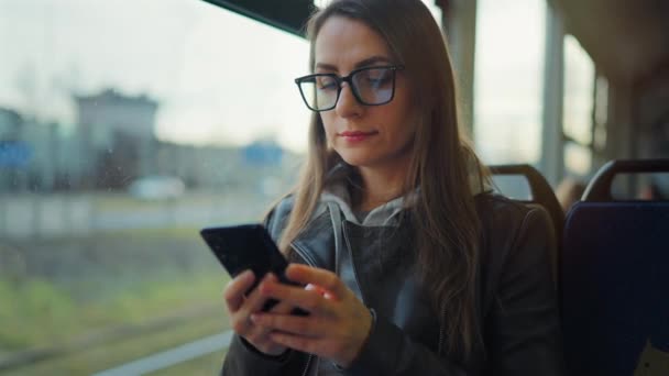 公共交通 在电车里的女人用智能手机和朋友聊天和发短信 慢动作 — 图库视频影像