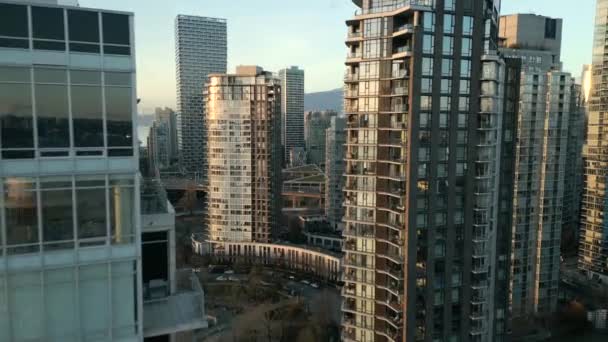 Flyg Mellan Skyskrapor Vid Solnedgången Downtown Vancouver British Columbia Kanada — Stockvideo