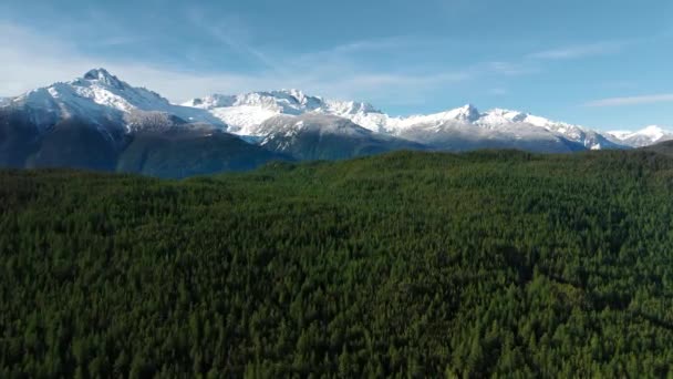 加拿大不列颠哥伦比亚省Squamish附近有冰川的雪山的空中景观 — 图库视频影像