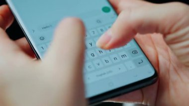 Akıllı telefondan yazı yazan bir kadın eli. Yakın plan. İletişim konsepti
