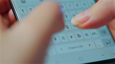 Akıllı telefondan yazı yazan bir kadın eli. Yakın plan. İletişim konsepti