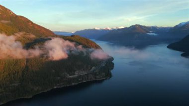 Deniz manzaralı Sky Highway, Howe Sound ve fiyortlu. Bulut seviyesinde uçuş. Squamish ve Vancouver arasında, British Columbia, Kanada.
