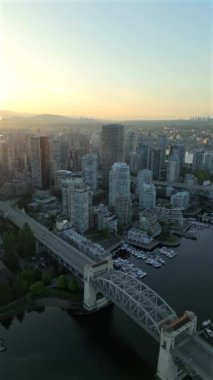 Vancouver, Granville Köprüsü, False Creek ve marinadaki gökdelenlerin şafak vakti, British Columbia, Kanada. Dikey video