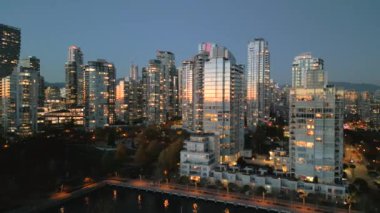 Akşam karanlığında Vancouver 'ın merkezindeki çarpıcı hava manzarası, gökdelenler. British Columbia, Kanada. 