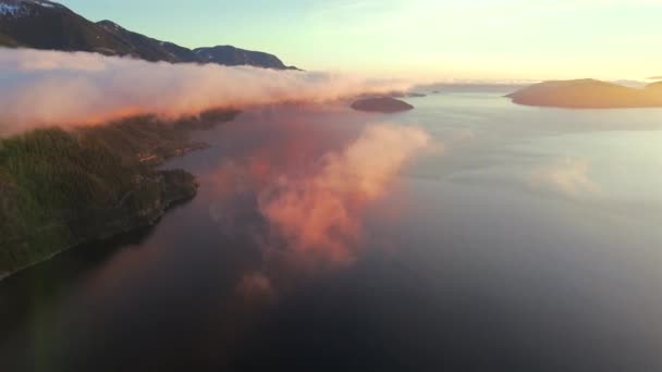 海空相望高速公路 豪海峡和峡湾 在云中飞行 以不同的速度拍摄 正常和加速 位于加拿大不列颠哥伦比亚省温哥华和斯卡拉米什之间 — 图库视频影像