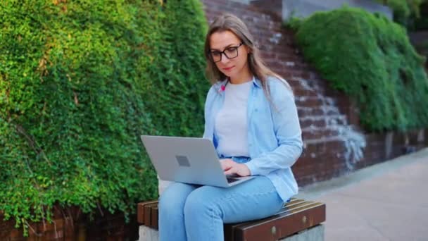 Жінка Сидить Парку Ноутбуком Працює Літній День — стокове відео