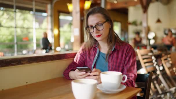 Vrouw Gebruikt Smartphone Drinkt Koffie Het Café Stedelijke Levensstijl Sms — Stockvideo