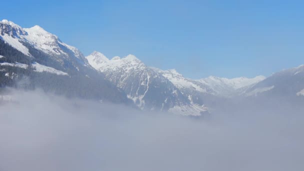 Αεροφωτογραφία Καναδικό Βραχώδες Ορεινό Τοπίο Καλυμμένο Χιόνι Μέσα Από Σύννεφα — Αρχείο Βίντεο