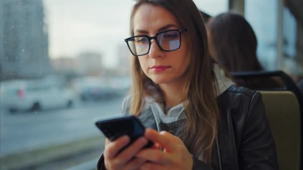Transporte Público Mujer Tranvía Usando Teléfono Inteligente Chat Mensajes Texto — Vídeo de stock