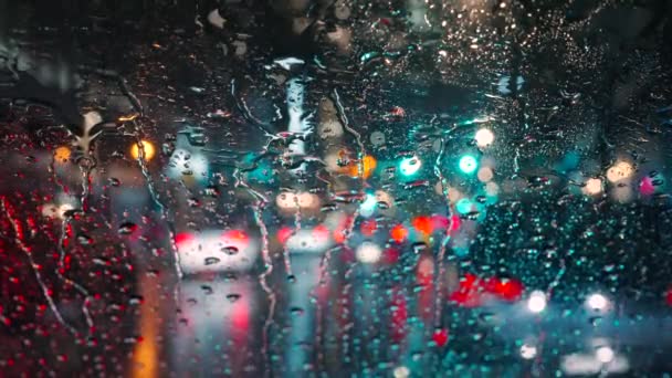 Mnohobarevná Světla Večerního Města Projíždění Aut Mokrým Deštivým Oknem Deštivé — Stock video