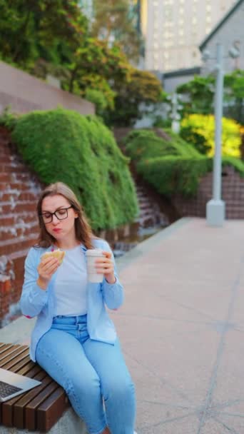 Blanke Vrouw Die Luncht Met Een Broodje Koffie Terwijl Het — Stockvideo