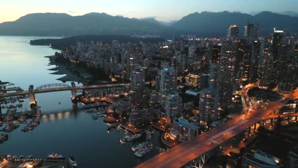 Fantastisk Udsigt Vancouver Centrum Ved Tusmørke Granville Bridge False Creek – Stock-video