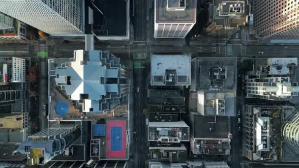 空中鸟儿的眼睛俯瞰着穿过大道的街道 市中心的高大的住宅或办公大楼 加拿大不列颠哥伦比亚省温哥华市中心 以不同的速度拍摄 — 图库视频影像