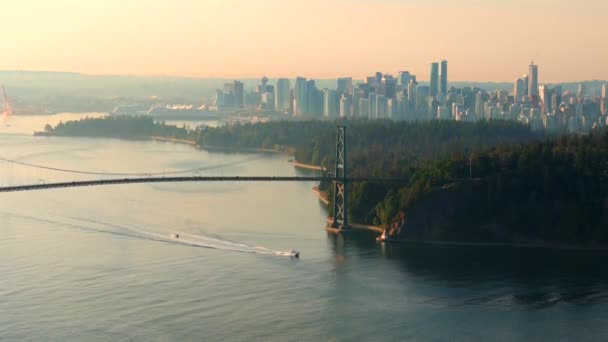 Vista Aérea Lions Gate Bridge Stanley Park Amanecer Centro Vancouver — Vídeo de stock