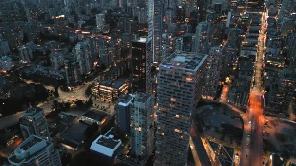 Geceleri Vancouver Merkezindeki Göz Kamaştırıcı Hava Manzarası Gökdelenler Yollardaki Trafik — Stok video