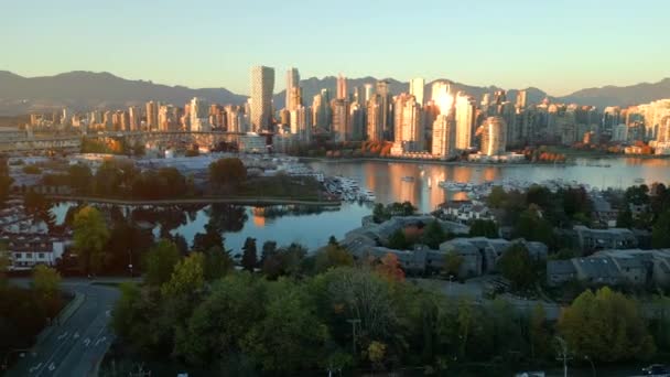 Légi Kilátás Felhőkarcolók Belvárosában Hegyek Kikötő Vancouver Brit Columbia Kanada — Stock videók