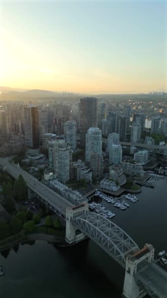 Vista Aérea Los Rascacielos Centro Vancouver Puente Granville False Creek — Vídeos de Stock
