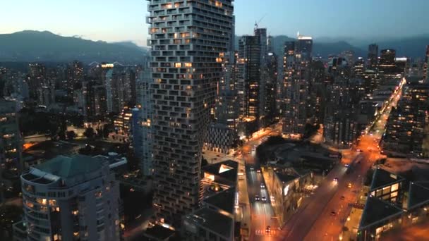 Geceleri Vancouver Merkezindeki Göz Kamaştırıcı Hava Manzarası Gökdelenler Yollardaki Trafik — Stok video